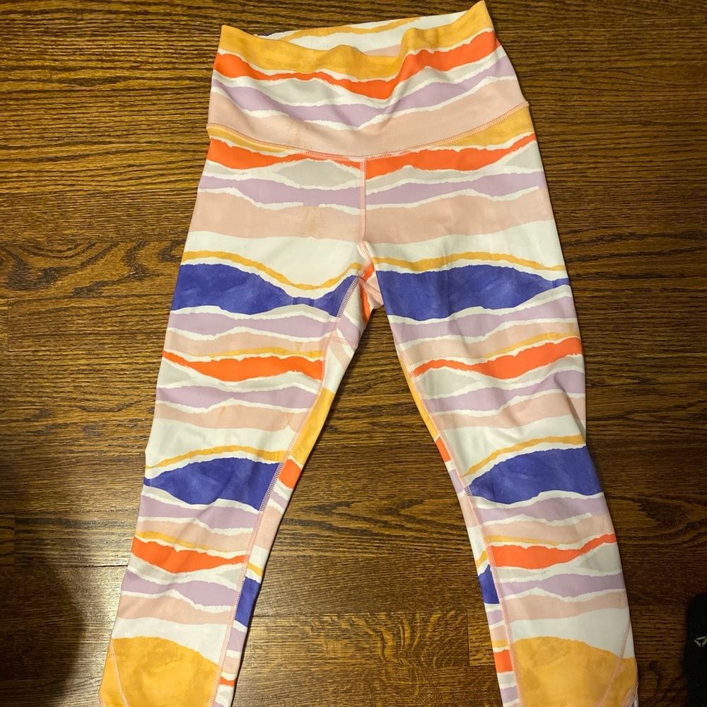 Rare Lululemon pattern cropped leggings - GREAT condition!!!